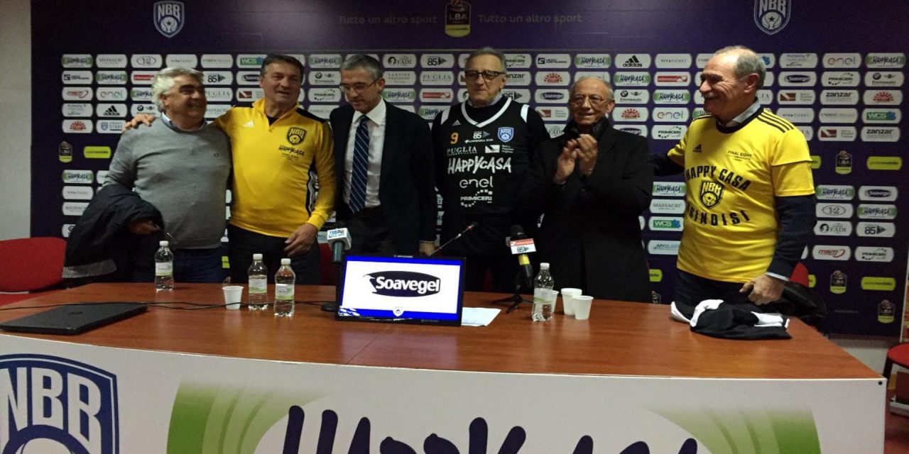 https://www.newbasketbrindisi.it/wp-content/uploads/2020/04/Le-vecchie-glorie-della-Libertas-Brindisi-con-le-maglie-che-verranno-indossate-in-occasione-della-Final-Eight-2-1-1280x640.jpg