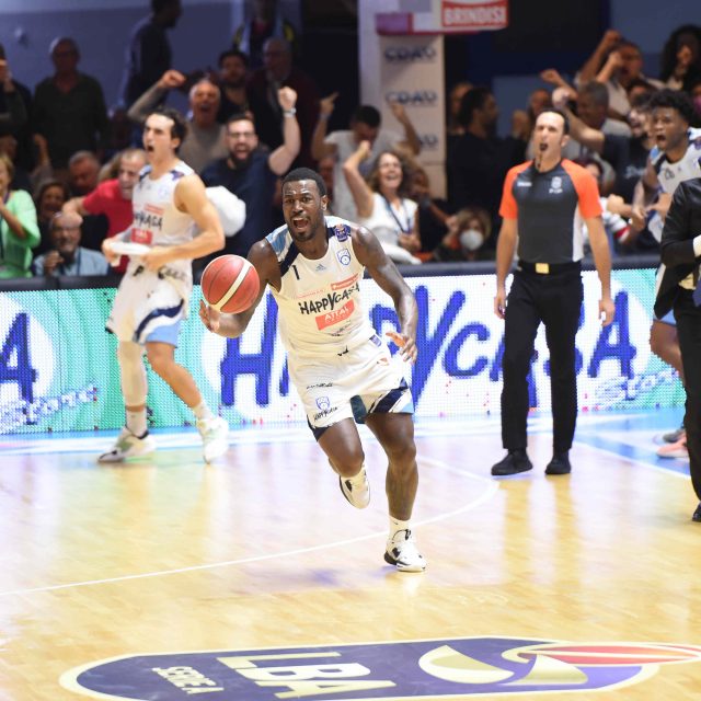 https://www.newbasketbrindisi.it/wp-content/uploads/2022/11/VIN_7746-640x640.jpg