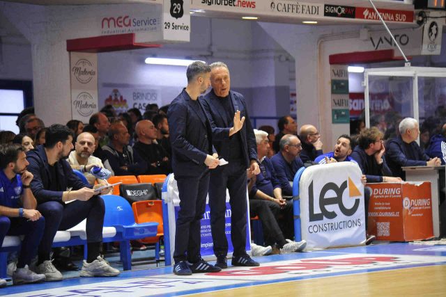 Bucchi: “Fase difensiva importante, bravi i ragazzi a reagire al periodo di calo. Classifica molto corta, faremo i conti alla fine”