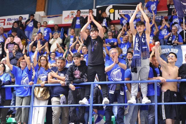 CEA Construction al fianco della Valtur Brindisi: pullman per sostenere la squadra nella trasferta playoff di Rimini