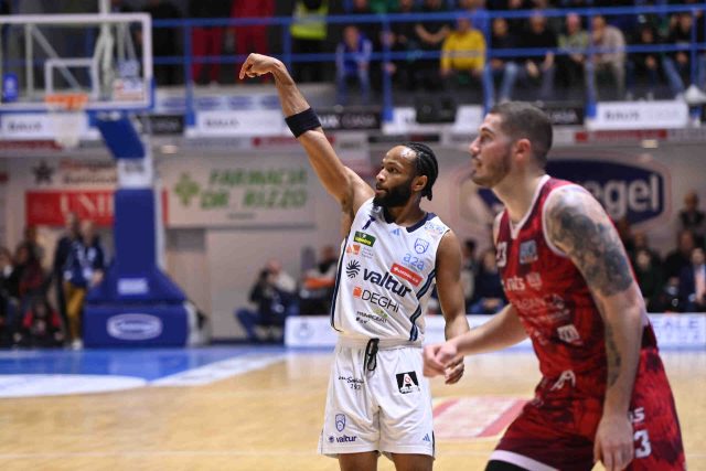 Rimini-Brindisi, atto primo. Bucchi: “Loro favoriti ma noi avremo massima determinazione”