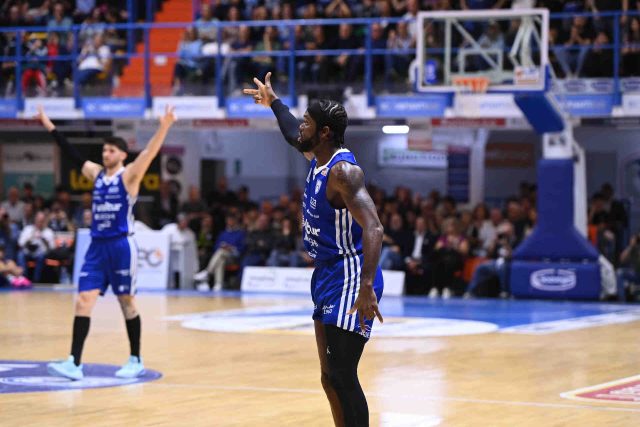 Trasferta a Torino per la Valtur Brindisi, Mouaha: “Imporre la nostra pallacanestro ed evitare cali di tensione nei quaranta minuti”