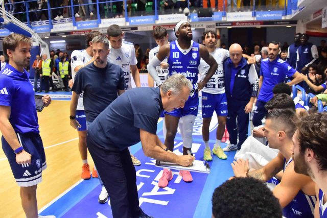 Bucchi: “Vincere a Roseto non era per nulla scontato, contento per i tanti tifosi presenti in trasferta”