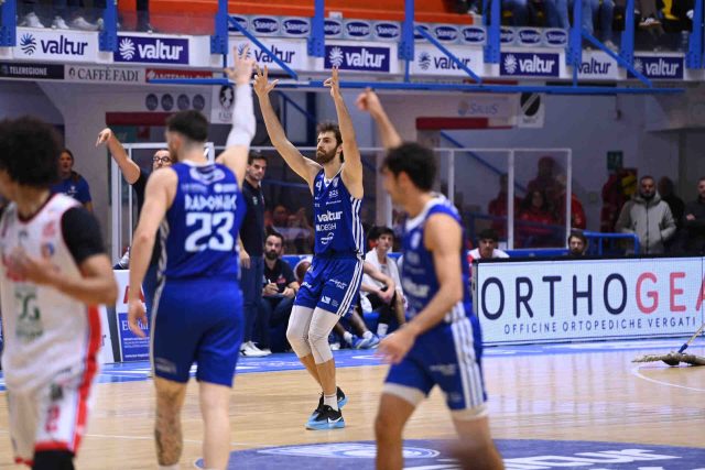 Quarta vittoria di fila, Valtur Brindisi fa il vuoto nel pitturato e supera Mestre