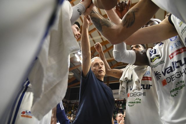 Bucchi: “Squadra molto concentrata, abbiamo fatto canestro e preso subito il giusto ritmo”