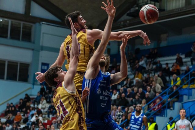 Brindisi ricade nelle incertezze in trasferta, sconfitta a Cremona