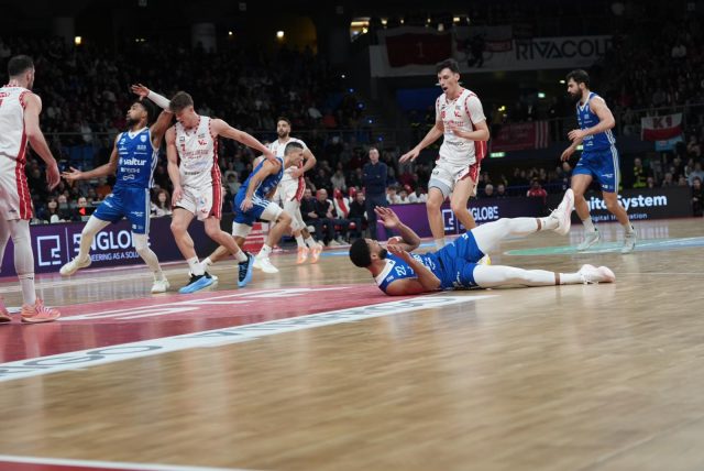 Brindisi risale fino a un possesso di distanza ma non completa l’aggancio, Pesaro vince e ribalta lo scontro diretto