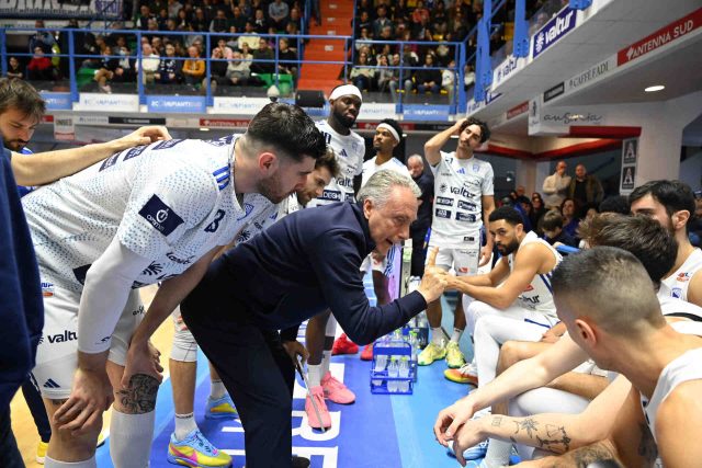 Bucchi: “Vittoria mai messa in discussione in una partita nervosa e spigolosa”