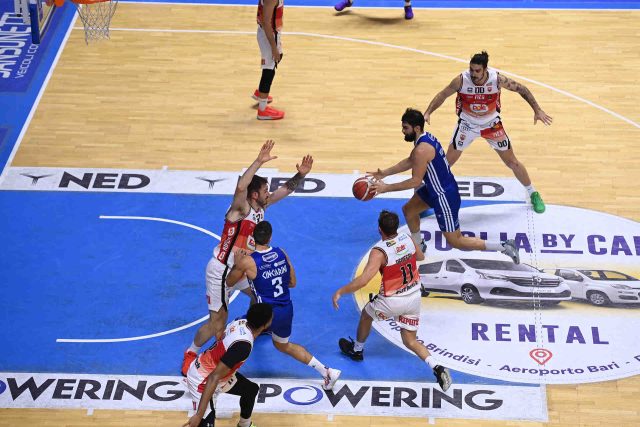 Primo atto della sfida tra Rimini e Brindisi, in campionato per la trentesima giornata di Serie A2