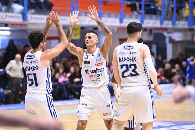 Brindisi vince una battaglia senza esclusione di colpi contro Rieti