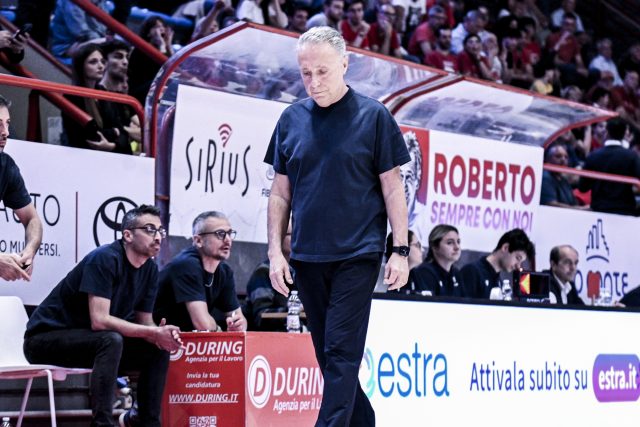 Bucchi: “Mancata la freddezza nel finale di realizzare i canestri decisivi. Partita spigolosa ma abbiamo costruito buoni tiri”