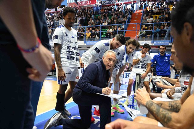 Bucchi: “Sofferto molto la pressione, ora testa ai playoff. C’è solo da lavorare in questi giorni”