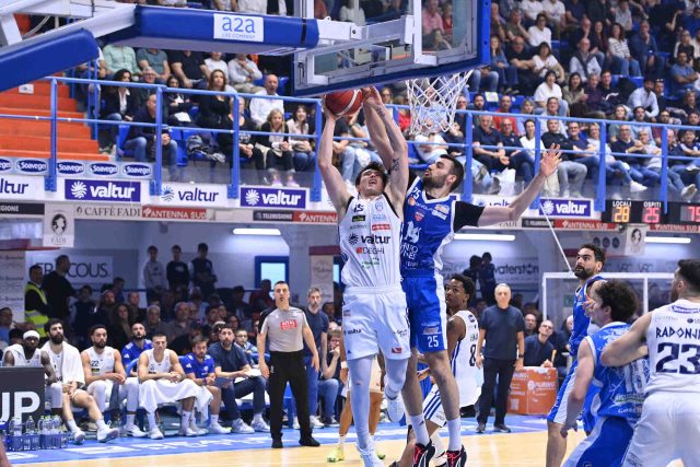 La quarta sconfitta consecutiva della Valtur Brindisi decreta il settimo posto in regular season