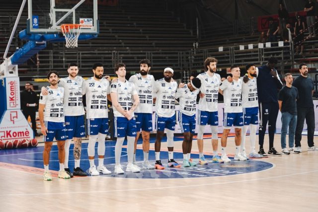 Bucchi: “Bicchiere mezzo pieno, rientrati con grande tenacia ed energia. Rammarico per il finale ma la squadra ha combattuto”