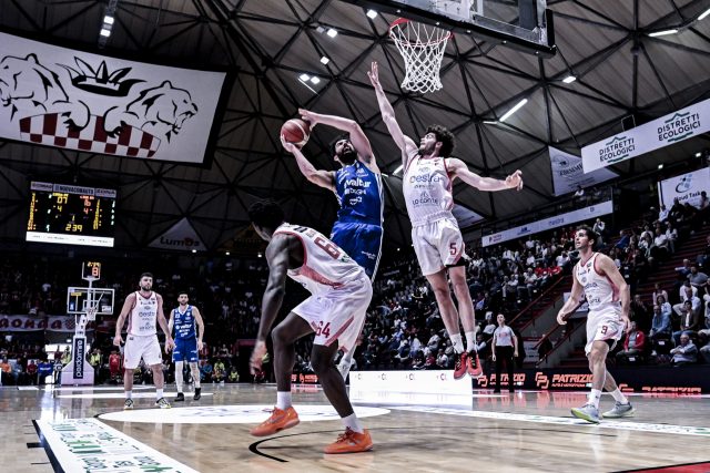 Bucchi: “Mancata la freddezza nel finale di realizzare i canestri decisivi. Partita spigolosa ma abbiamo costruito buoni tiri”