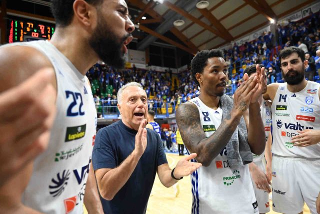 Bucchi: “Partita molto attenta e bella atmosfera di pubblico. Replichiamo tutto in gara quattro”