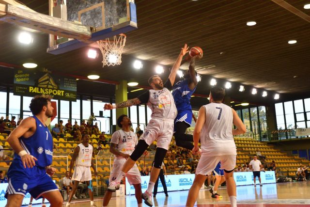 Trofeo Lovari – Brindisi e Montecatini lottano fino agli ultimi secondi, decidono le giocate di Barnett per i toscani